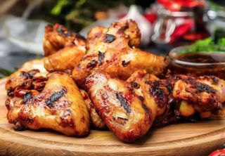 Куриные крылышки с соусом / Aripioare de pui cu sos