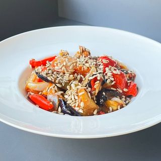 Теплый салат с куриным мясом/ Salată caldă cu pui