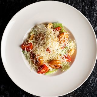 Салат Цезарь с креветками/ Salată Cezar cu creveți
