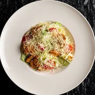 Салат Цезарь с куриным мясом/ Salată Cezar cu pui