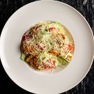 Салат Цезарь с куриным мясом/ Salată Cezar cu pui
