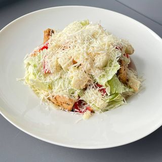 Салат Цезарь с куриным мясом/ Salată Cezar cu pui