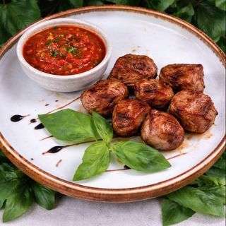 Шашлык из свинины с соусом / Frigărui din carne de porc cu sos
