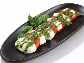 Буффалино с соусом Песто/ Buffalino cu sos pesto