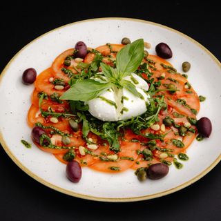 Салат из помидоров с моцареллой Буррата/ Salată de roșii cu mozzarella