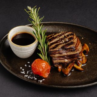 Телячья вырезка по-молдавски/ Mușchi de vită Local