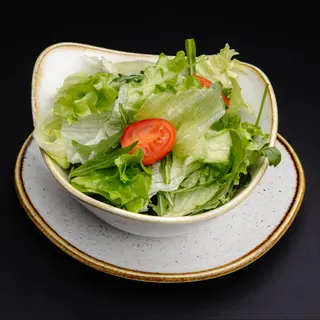 Ассорти из зеленого салата/ Supă de pui cu legume și tăiței