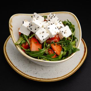 Салат из помидоров со сливочным сыром/Salată de roșii cu brânză