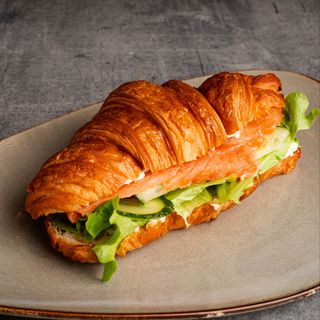 Круассан с лососем/ Croissant cu somon