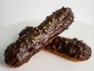 Эклер с шоколадом и арахисом/ Ecler cu ciocolată cu arahide