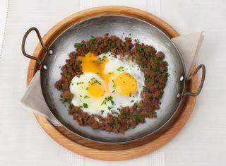 Saj tava de carne în cuptor cu ouă