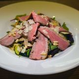 Salata verde cu nuci de pin si magre de rata