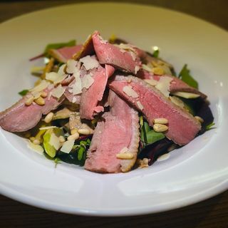 Salata verde cu nuci de pin si magre de rata