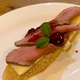 Cu brinza Brie, file de rata si sos de pomusoare