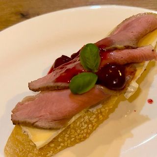 Cu brinza Brie, file de rata si sos de pomusoare