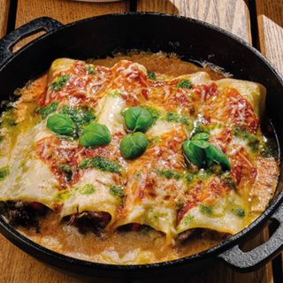 Canneloni cu vita inabusita in sos Bechamel