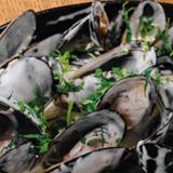 Midii mediteraniene in sos cremos de trufe (se serveste cu baghet)