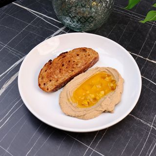Pate de pui cu sos de fructul pasiunii și chutney de mango, și pâine de hrișcă