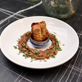 Tartar de vită cu roșii uscate și trufe