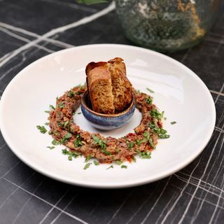 Tartar de vită cu roșii uscate și trufe