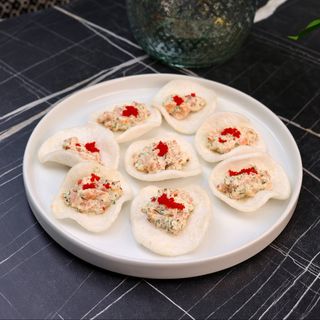 Tartar din somon cu avocado și chipsuri de creveți