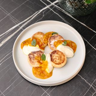 Papanași cu mascarpone, sos de fructul pasiunii