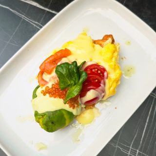 Croissant cu ou, somon, avocado si sos olandez