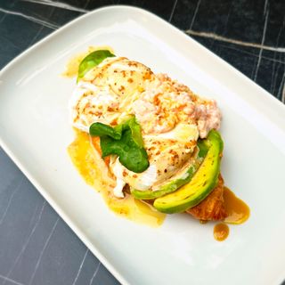 Croissant cu ou, creveți, roșii cherry și sos de mustar cu miere