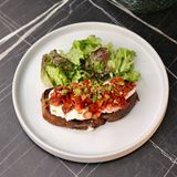 Bruschete pe pâine de hrișcă cu stracciatella, salsa de roșii și parmezan cu busuioc