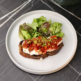 Bruschete pe pâine de hrișcă cu stracciatella, salsa de roșii și parmezan cu busuioc