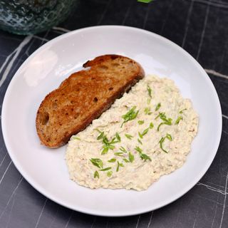 Mousse de ficat de cod afumat cu pâine de hrișcă