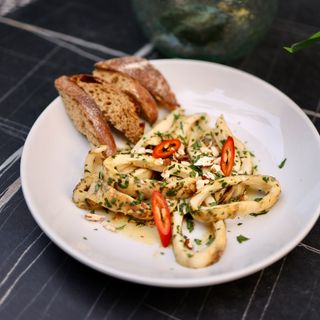 Calamar la grătar cu unt de usturoi și lămâie, și pâine de hrișcă