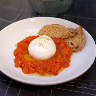 Burrata cu soté de legume și pâine de hrișcă