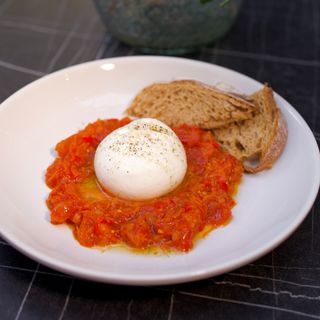 Burrata cu soté de legume și pâine de hrișcă