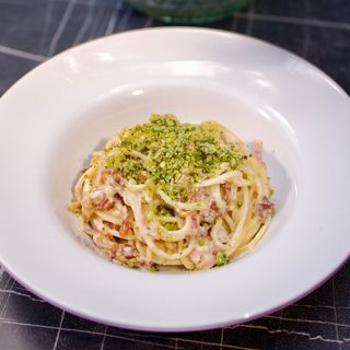 Pasta alla Carbonara cu guanciale și parmezan cu busuioc