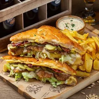Sandwich cu carne de pui