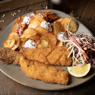 Păstrav cu chipsuri de cartofi și tzatziki