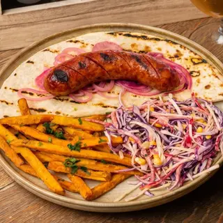 Cîrnăței de casă cu salată coleslaw