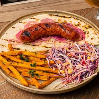 Cîrnăței de casă cu salată coleslaw