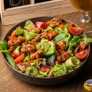 Salată cu pui kung-pao și sos de busuioc
