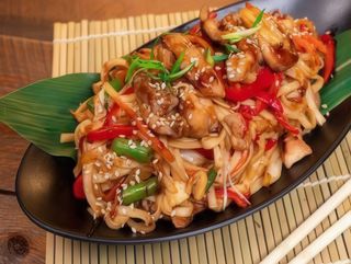 Udon cu pui si legume