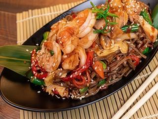 Soba cu creveti si pui