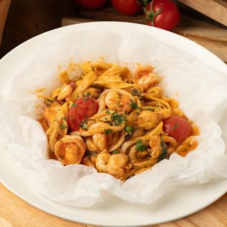 Paste cu fructe de mare în sos de roșii