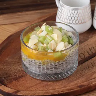 Budincă din semințe chia cu sos de mango și fructul pasiunii