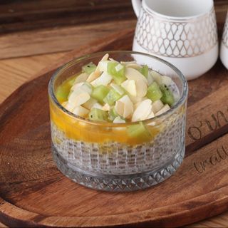 Budincă din semințe chia cu sos de mango și fructul pasiunii