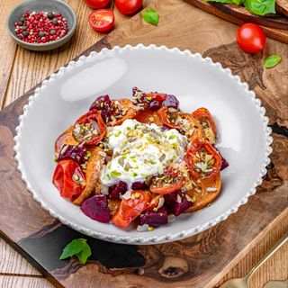 Salată cu rădăcinoase și stracciatella