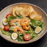 Салат Цезарь с тигровыми креветками