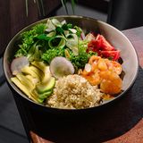 Салат с киноа ,авокадо и креветками в пикантном соусе