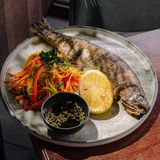 Форель на гриле с лапшой из овощей