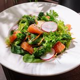 Салат с авокадо , грейпфрутом , зеленью и овощами 